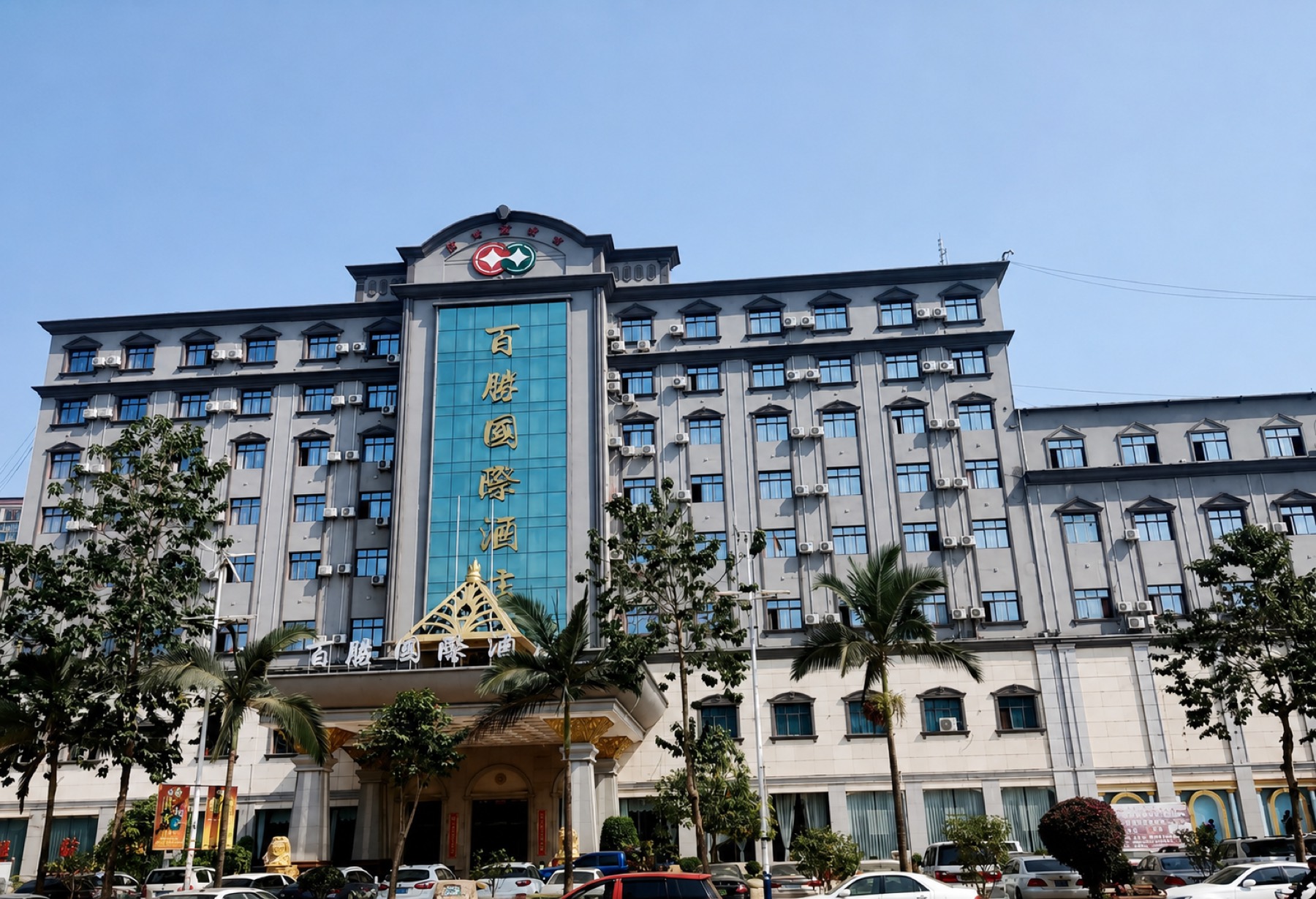 和平纪念塔与中心商业区实拍图