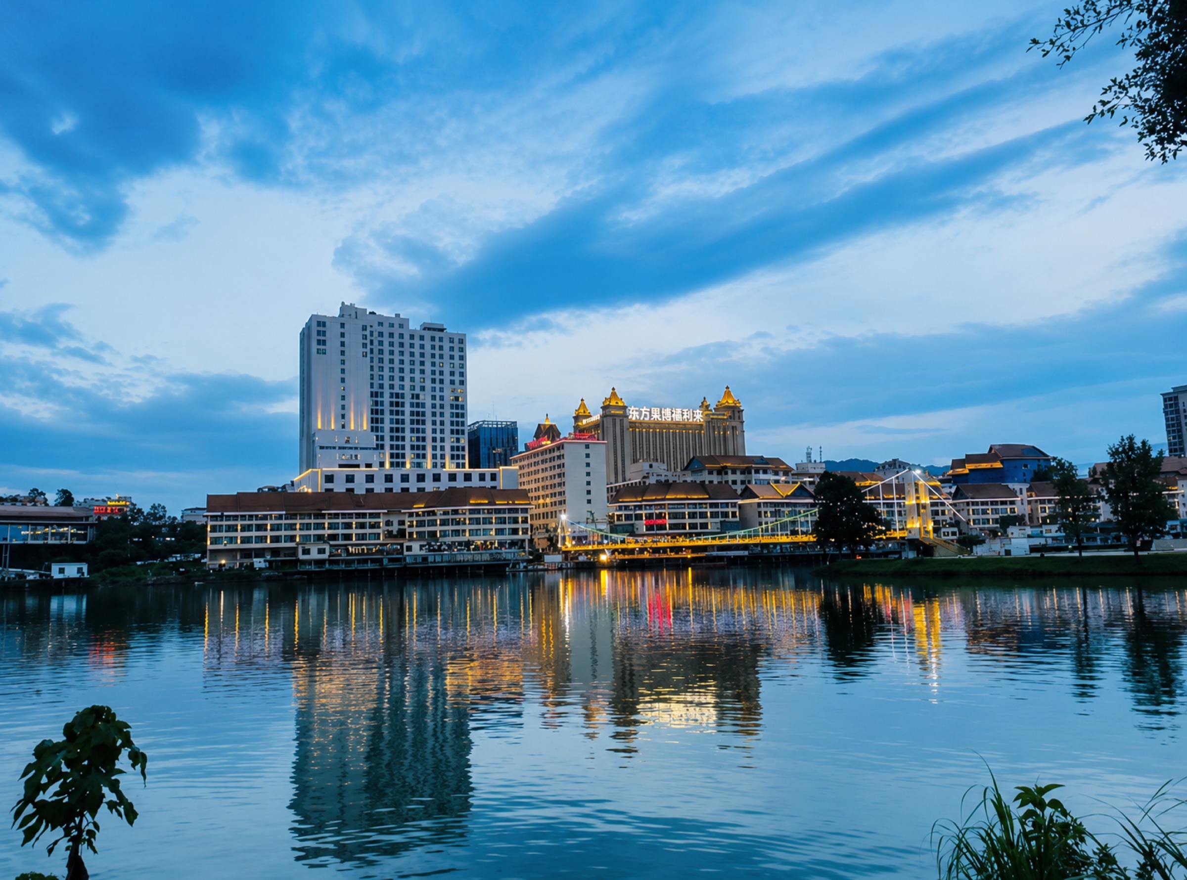 果敢老街东湖畔城市建筑与水面夜景